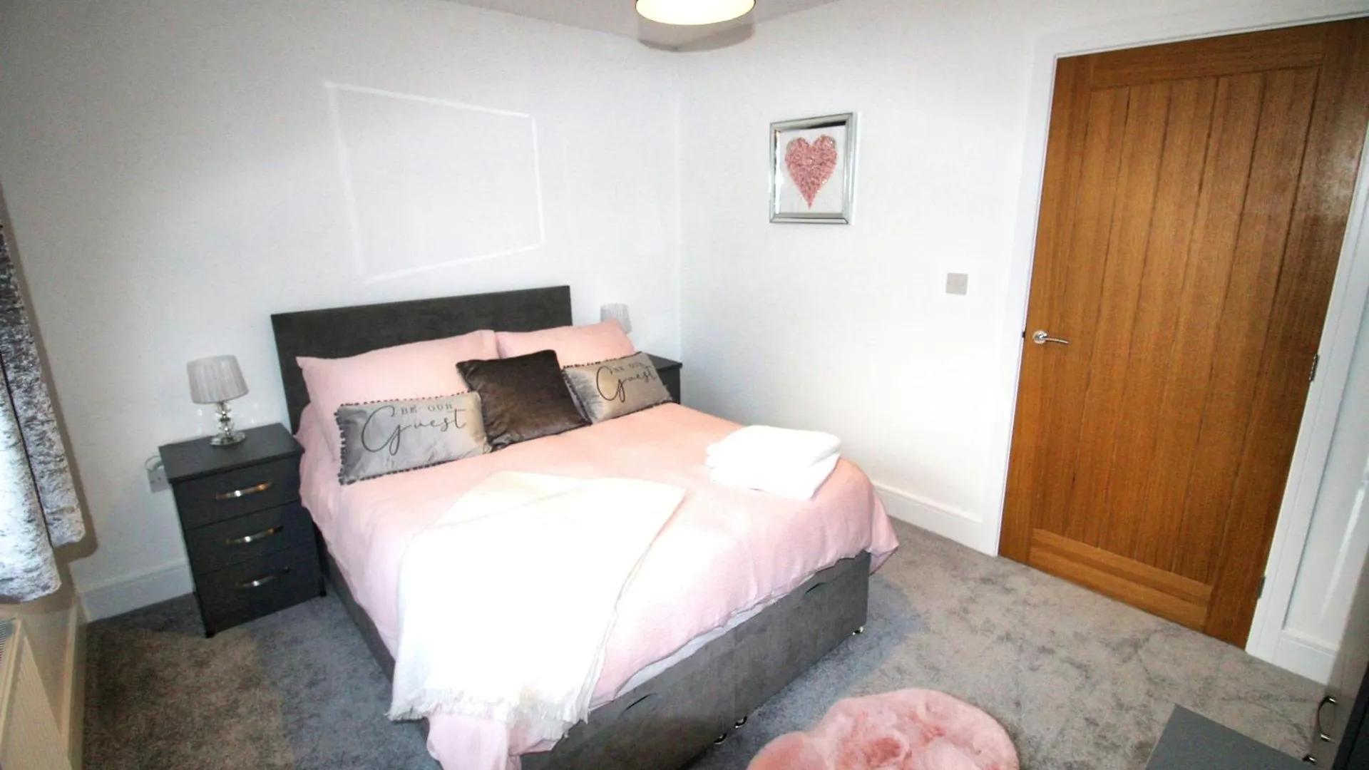 Rotherham - Rawmarsh - Great Customer Feedback - 2 Bed Bungalow - New Build - High End Furnishings - Wheel Chair Accessible - Large Enclosed Garden - Dog Friendly 0*,  Wielka Brytania