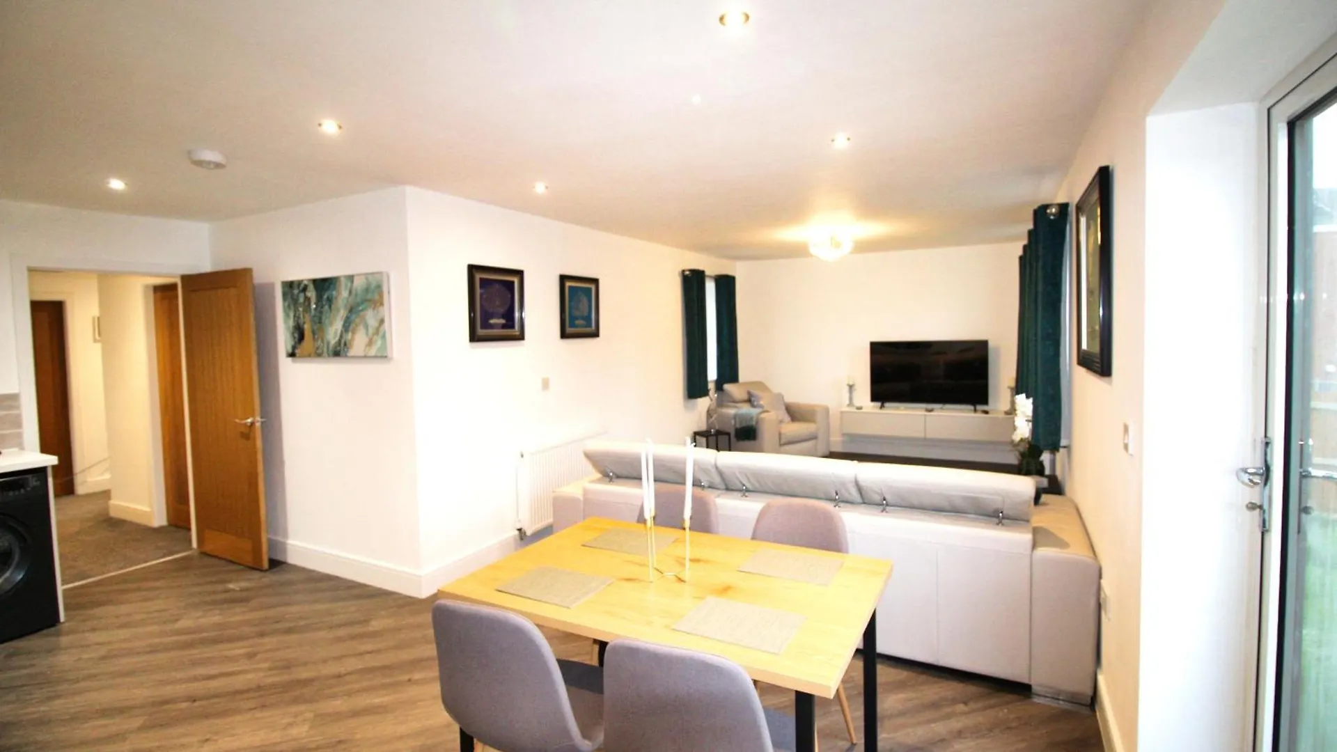 Dom wakacyjny Rotherham - Rawmarsh - Great Customer Feedback - 2 Bed Bungalow - New Build - High End Furnishings - Wheel Chair Accessible - Large Enclosed Garden - Dog Friendly Wielka Brytania