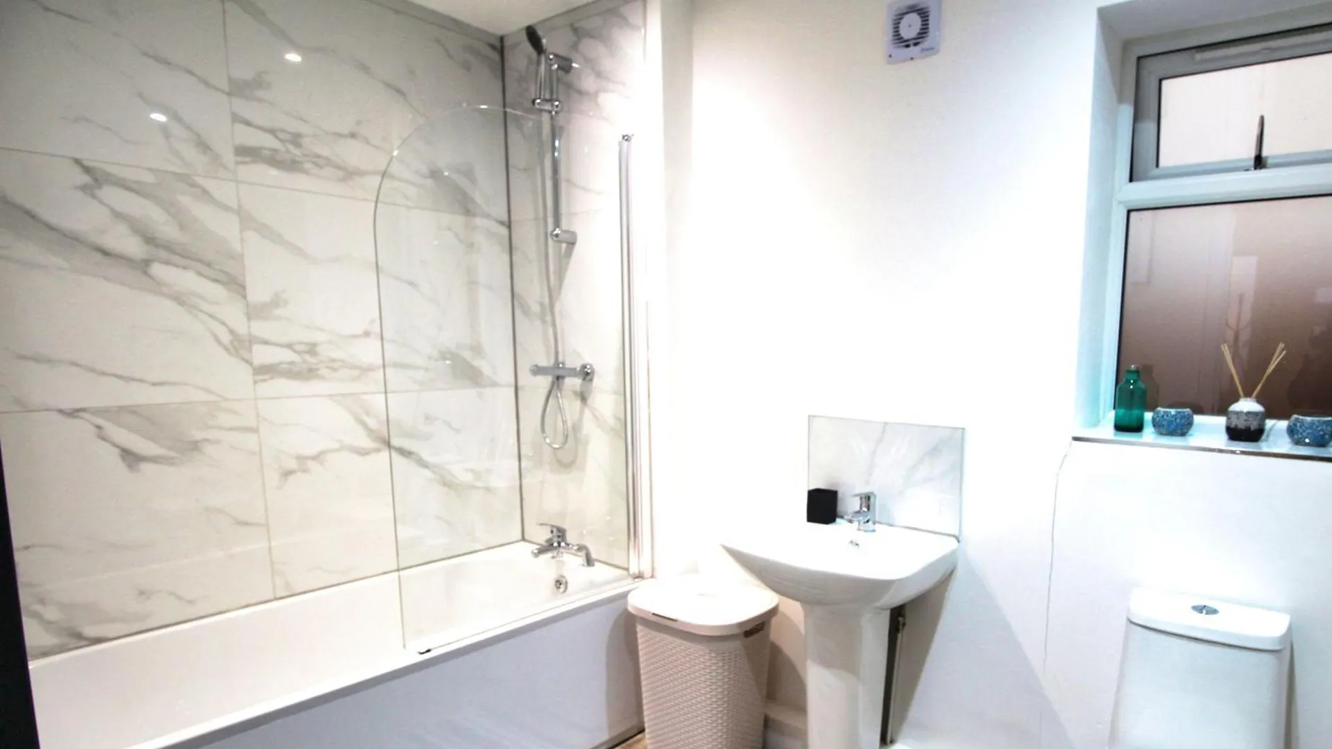 Rotherham - Rawmarsh - Great Customer Feedback - 2 Bed Bungalow - New Build - High End Furnishings - Wheel Chair Accessible - Large Enclosed Garden - Dog Friendly 0*,