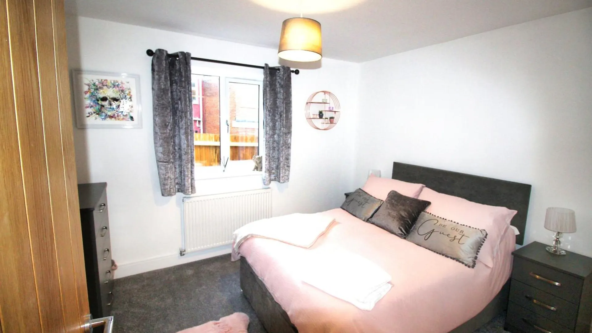 Rotherham - Rawmarsh - Great Customer Feedback - 2 Bed Bungalow - New Build - High End Furnishings - Wheel Chair Accessible - Large Enclosed Garden - Dog Friendly 0*,  Wielka Brytania