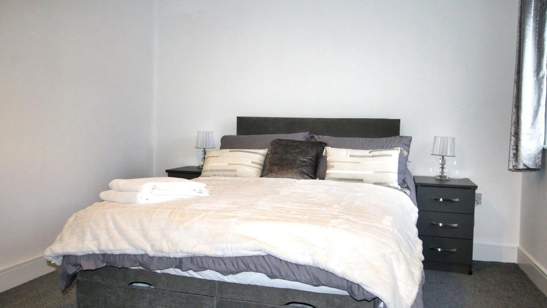 Dom wakacyjny Rotherham - Rawmarsh - Great Customer Feedback - 2 Bed Bungalow - New Build - High End Furnishings - Wheel Chair Accessible - Large Enclosed Garden - Dog Friendly