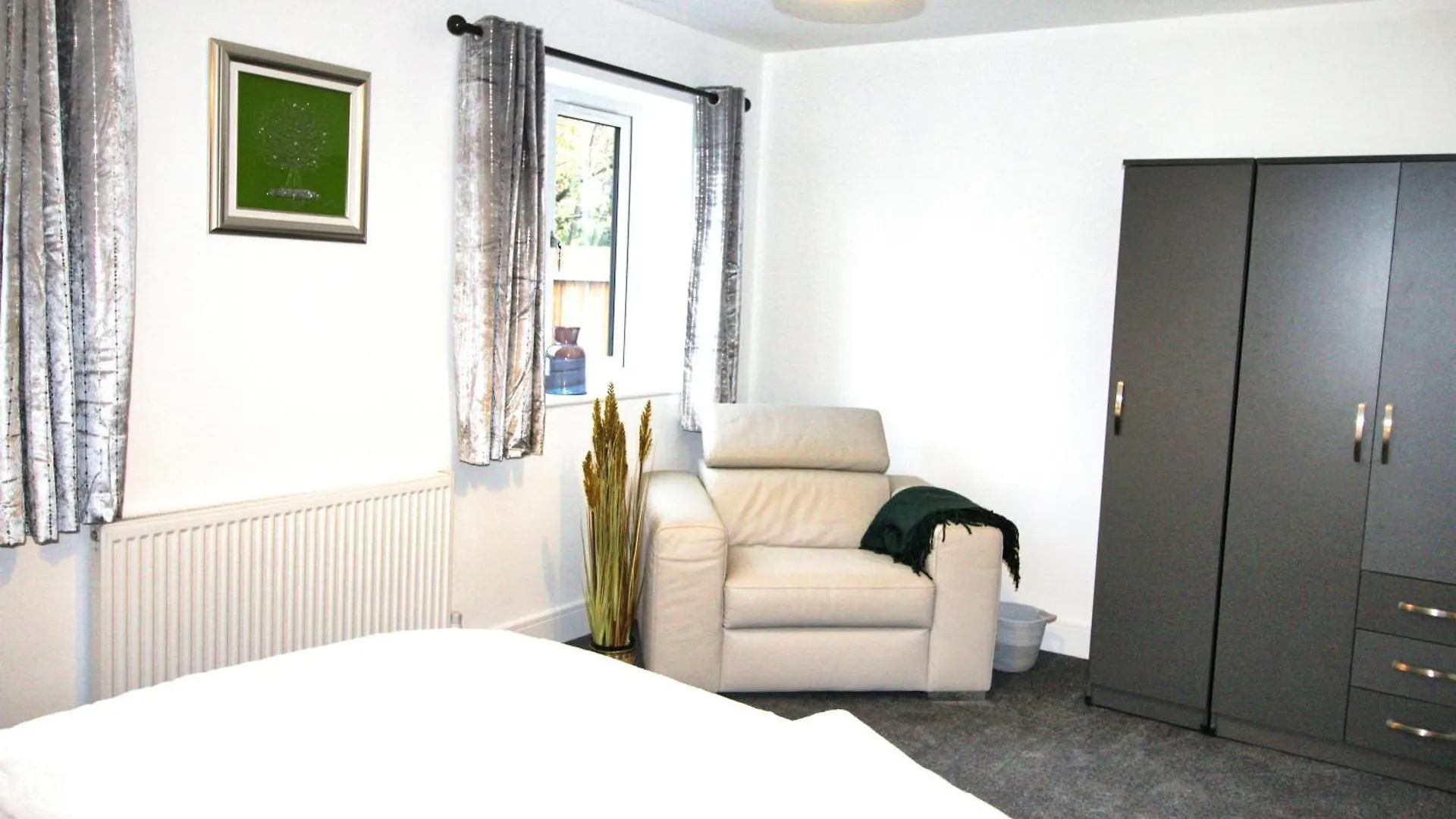 Rotherham - Rawmarsh - Great Customer Feedback - 2 Bed Bungalow - New Build - High End Furnishings - Wheel Chair Accessible - Large Enclosed Garden - Dog Friendly Wielka Brytania
